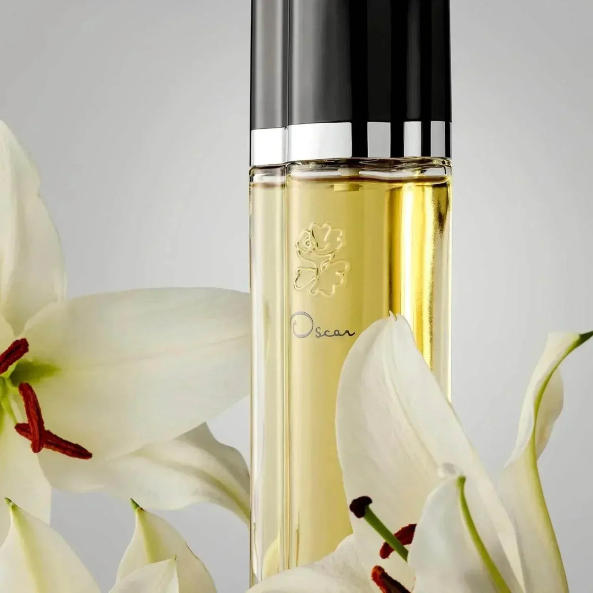 Oscar de la Renta Oscar Eau de Parfum 100ml fragrance bottle with white lilies